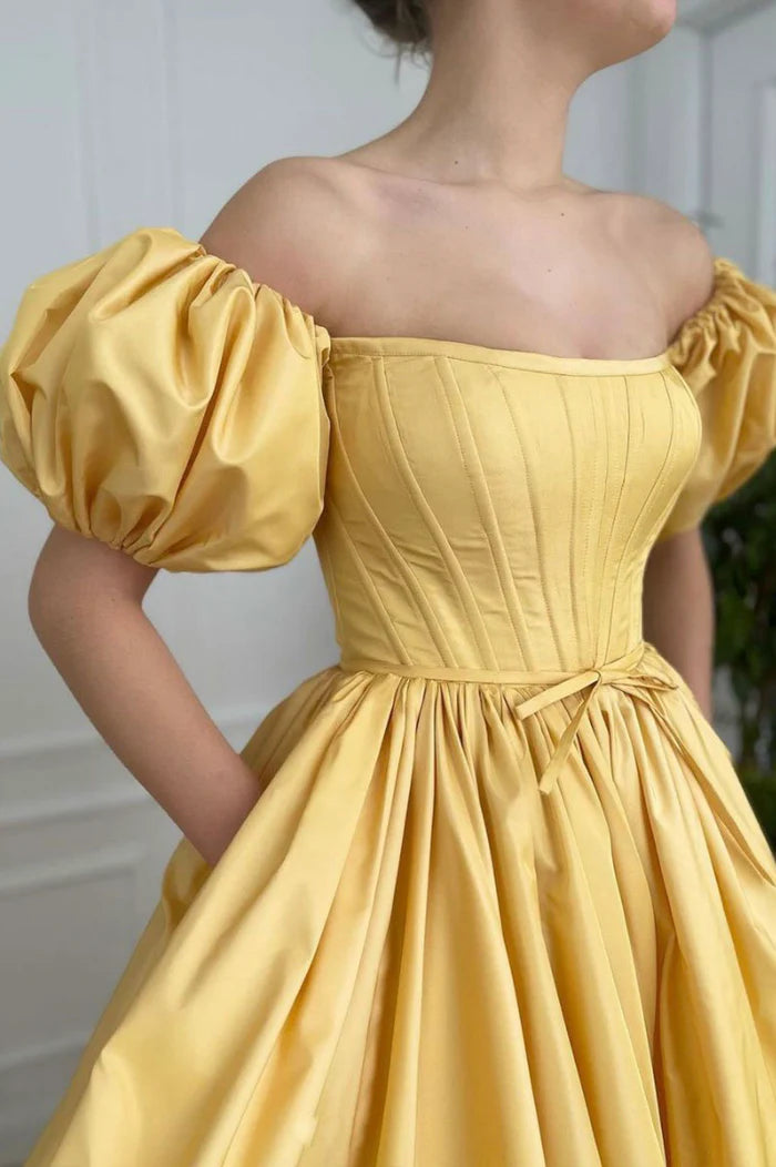 Modernes langes Abendkleid mit A-Linien-Ärmeln und Schlitz